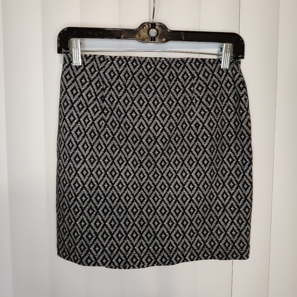 Hollister Black and White Patterned Mini Skirt Size Small - Picture 3 of 4